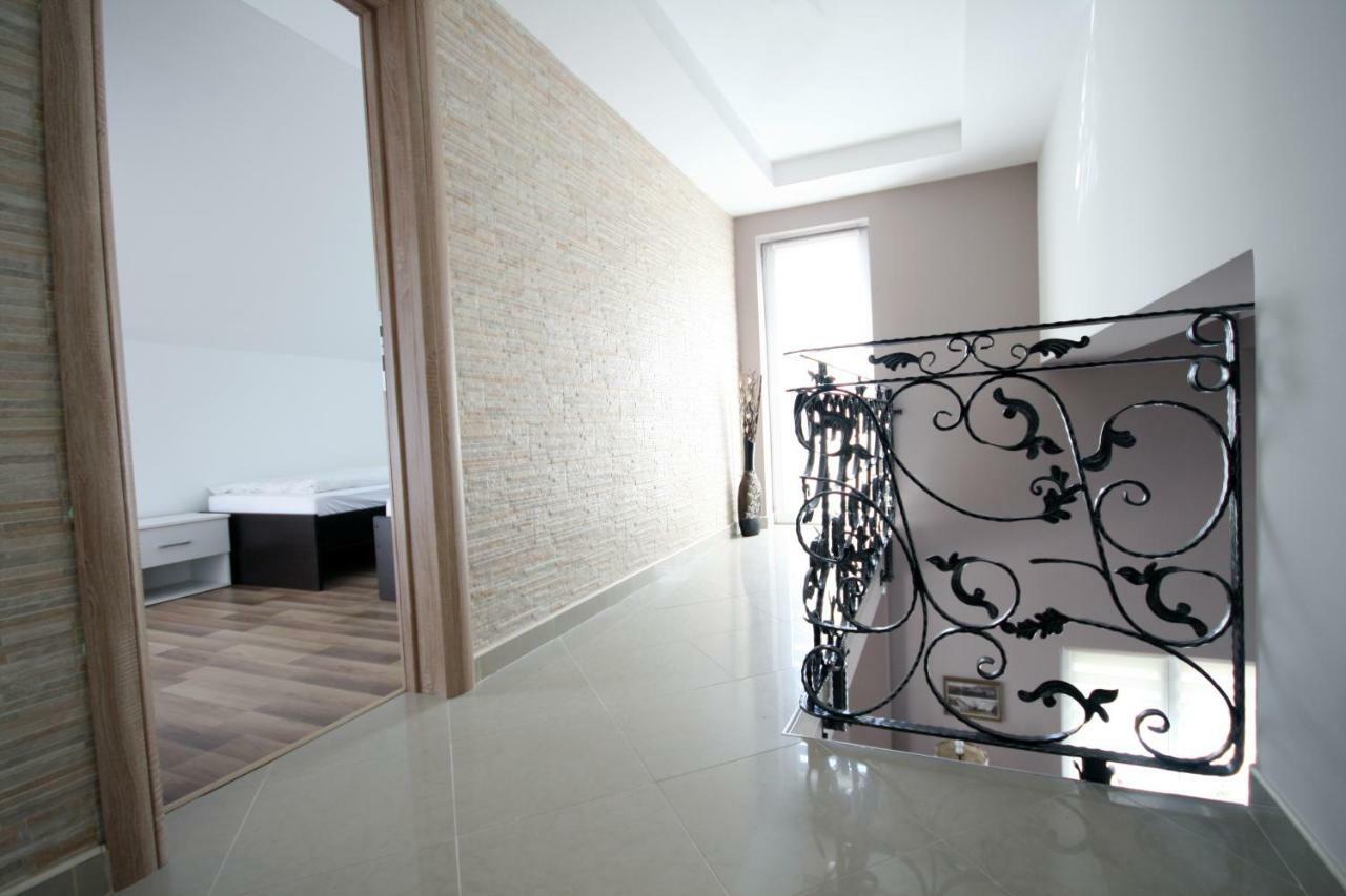 Holiday House Leona Otocac Exterior photo
